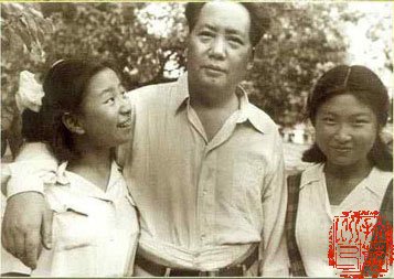 1951年8月，毛泽东和李敏、李讷在北京<a href=