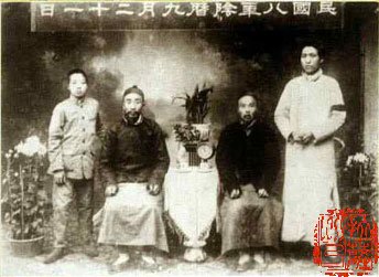 1919年11月，毛泽东同父亲毛贻昌（左二）、堂伯父毛福生（右二）、弟弟毛泽覃在长沙<a href=