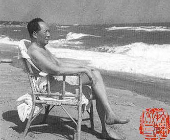 1960年，毛泽东在北戴河游泳后小憩