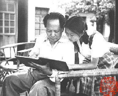 1951年，毛泽东和长女李敏一起看影集。