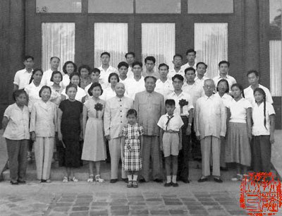 1959年9月，毛泽东参加李敏、孔令华的婚礼，前排左二为邓颖超、左三为蔡畅、左五为孔从洲。